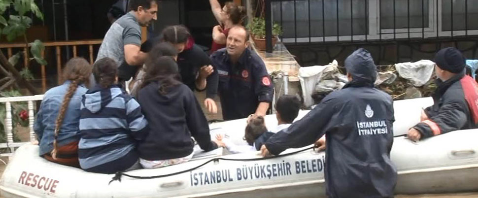 В стамбульском районе Силиври жителей вывозили лодками
