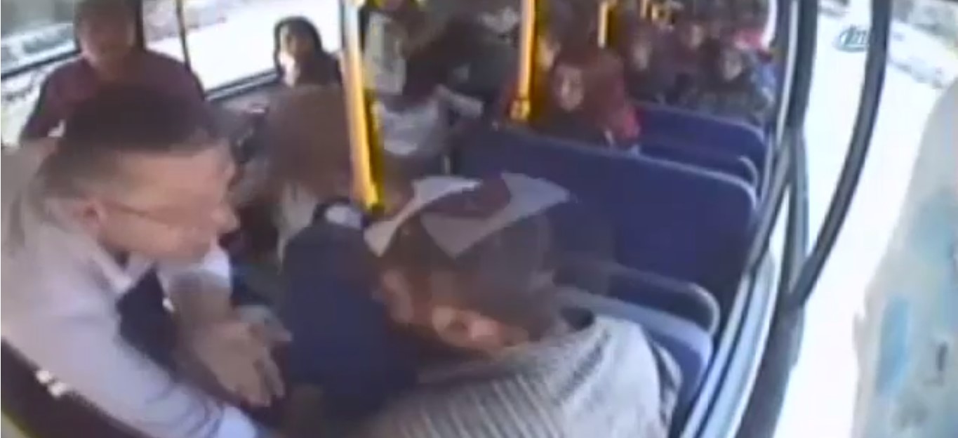 В турецком Измите пассажир убил водителя автобуса гвоздодёром