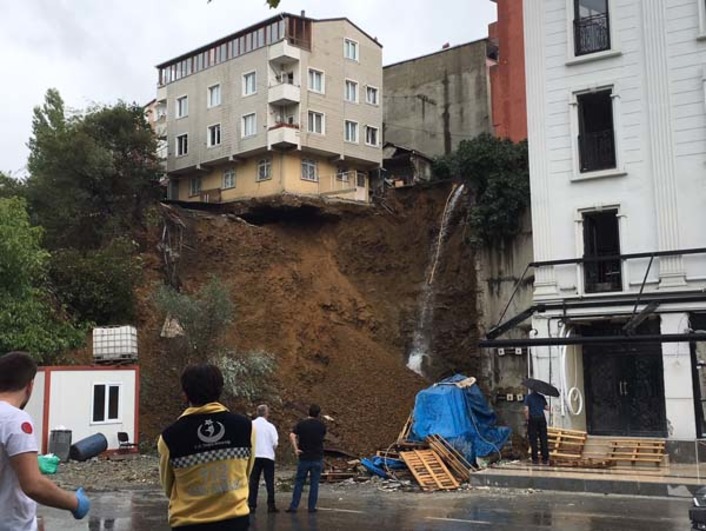 Здание обрушилось из-за оползня в Стамбуле (фото и видео)