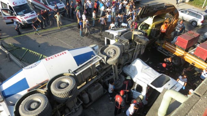 В стамбульском Кадыкёе бетоновоз-миксер упал на автомобиль с эстакады