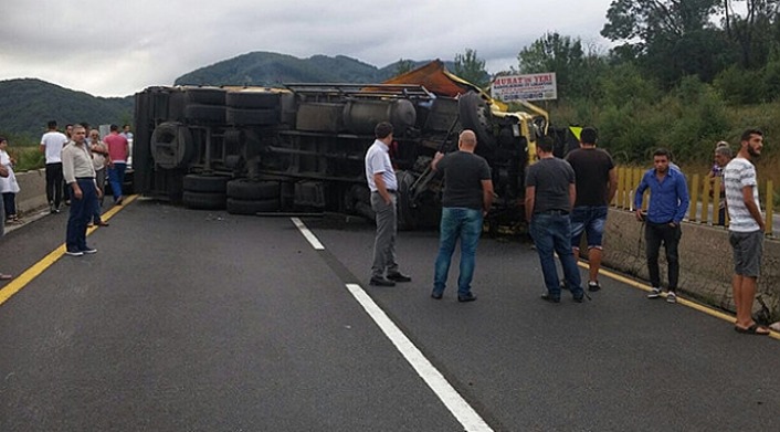 Движение в Стамбуле парализовано на несколько часов из-за упавшего грузовика