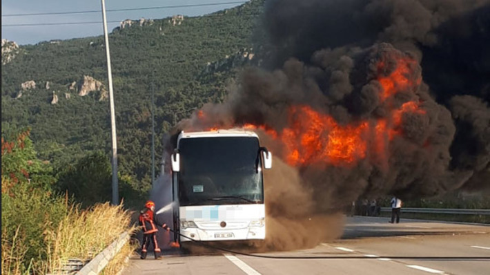 В Бурсе сгорел междугородный автобус (фото + видео)