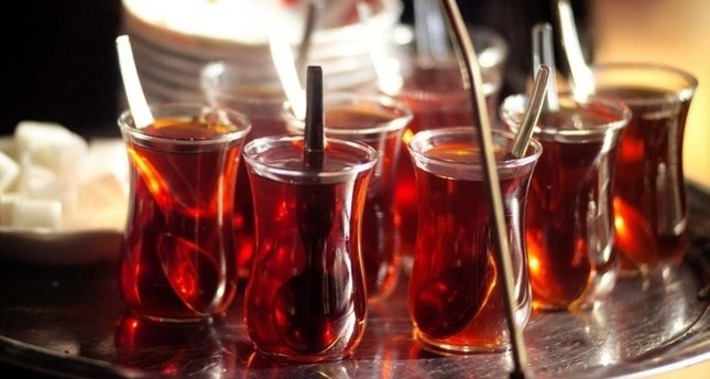 Бывший заключенный принес турецкому судье чай и снова сел