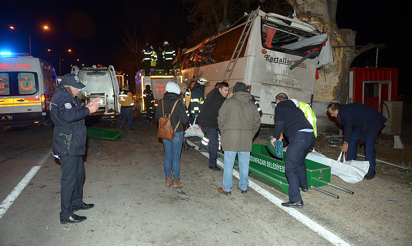 Туристический автобус разбился в Турции: 11 погибших, 44 пострадавших (фото)