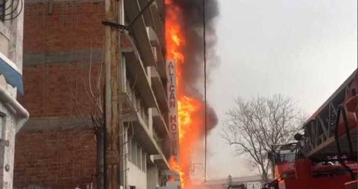 Четыре человека пострадали при пожаре в Измире (фото)