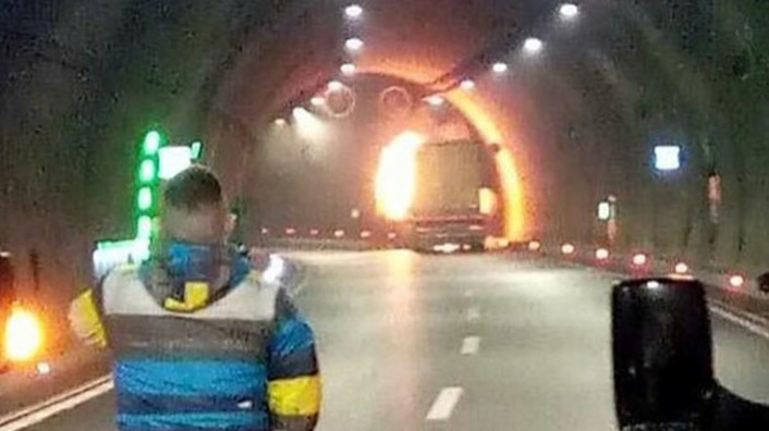 В туннеле Измир - Маниса загорелся грузовой автомобиль