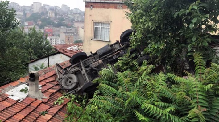 В Стамбуле автомобиль упал на крышу частного дома