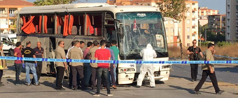 Автобус взорвался на дороге в Измире 
