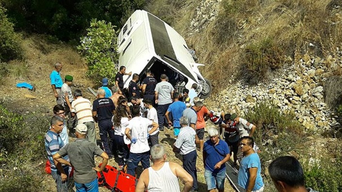На Анталийском побережье автобус с туристами упал с 50-метровой высоты