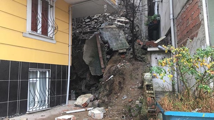 В Стамбуле выселили два дома из-за угрозы обрушения