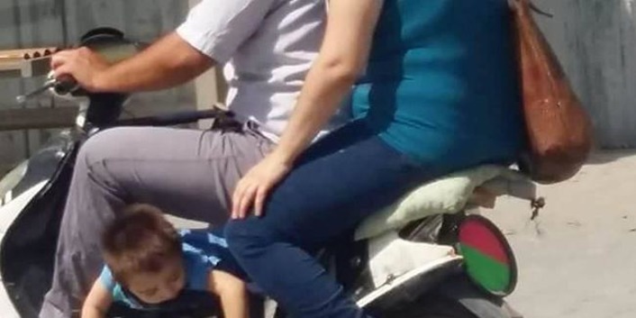 Общественный резонанс вызвало то, как родители перевозят ребенка на скутере
