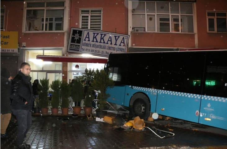 Автобус протаранил стену кофейни в Стамбуле
