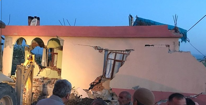 В результате землетрясения в Адыямане пострадали 13 человек (фото)