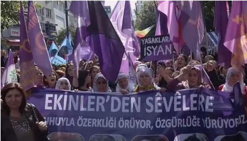 Женский марш протеста прошел в Стамбуле
