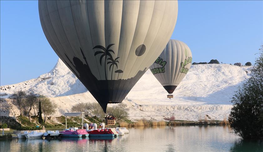 Туристы приезжают в Памуккале полетать на воздушных шарах