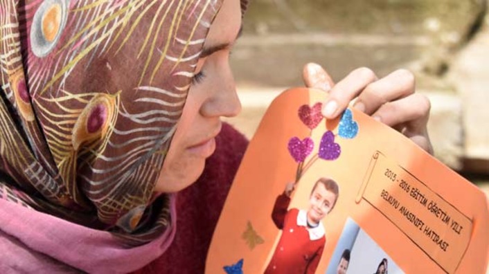 Турецкая мать ждет своего пропавшего сына 3 года 