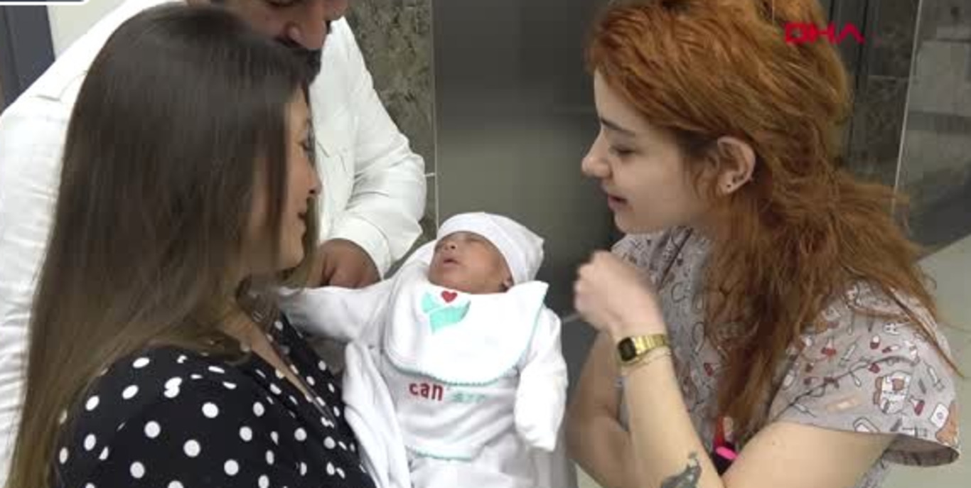 В Измире спасли ребенка, родившегося c весом 630 грамм