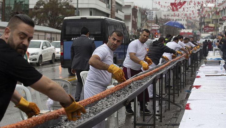 В Анкаре 40-метровый шашлык продали за считанные секунды