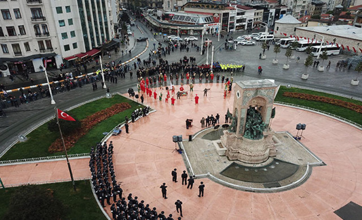 Турецкая полиция празднует 174-ю годовщину 