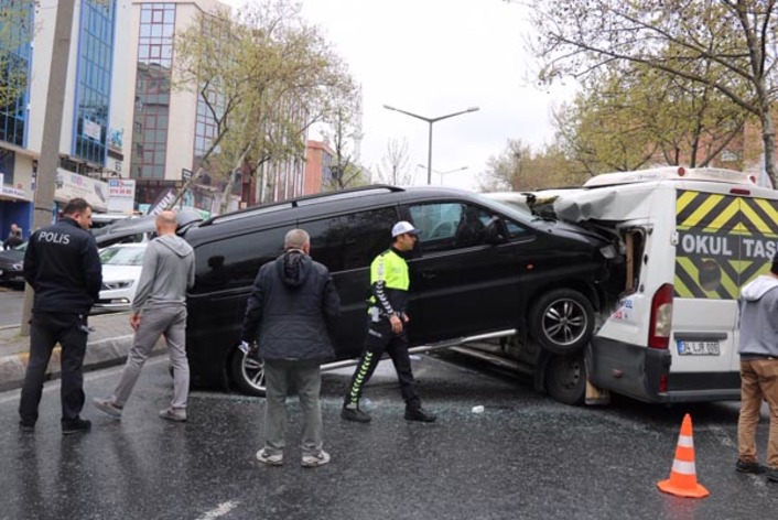 В Стамбуле автомобиль врезался в школьный автобус 