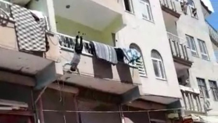 В Турции спасли падающего с балкона ребенка (видео)