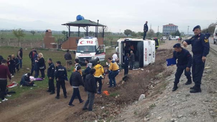 Экскурсионный автобус из Анталии перевернулся в Денизли