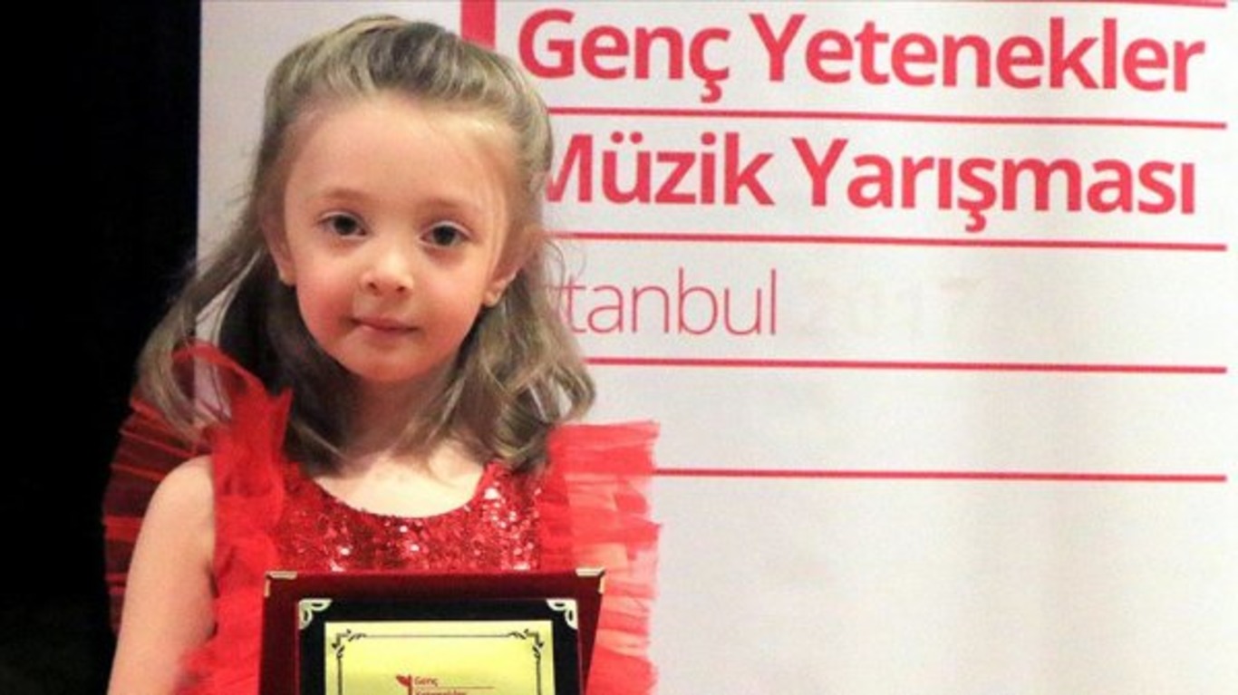 4-х летняя пианистка из Турции удостоена престижной награды