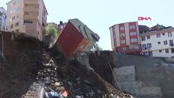 В Стамбуле рухнул 4-этажный жилой дом (видео)