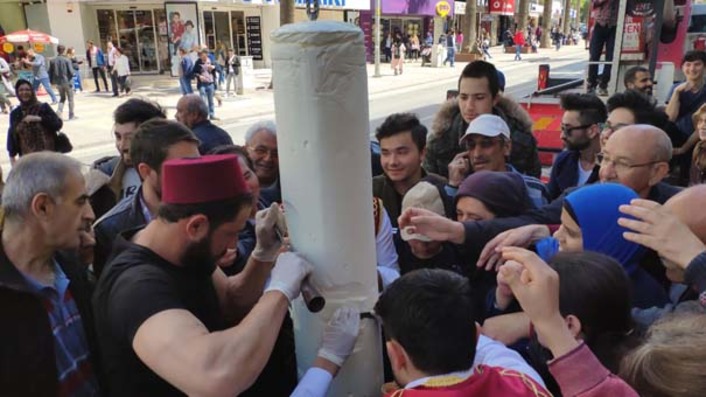 В турецком Денизли раздавали мороженое бесплатно