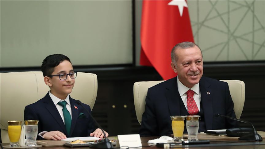 Президент Эрдоган уступил кресло 12-летнему школьнику