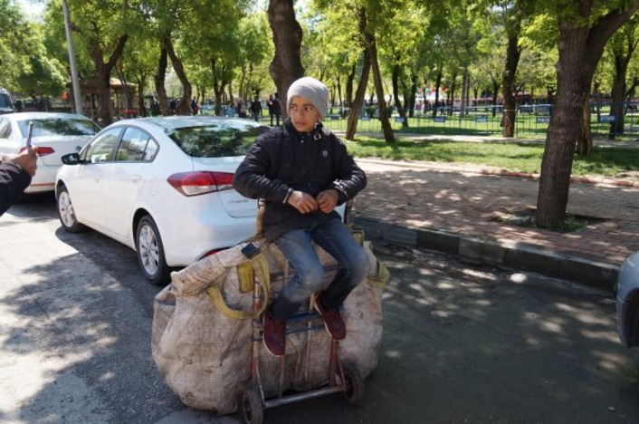 Сирийский мальчик вынужден работать в День детей