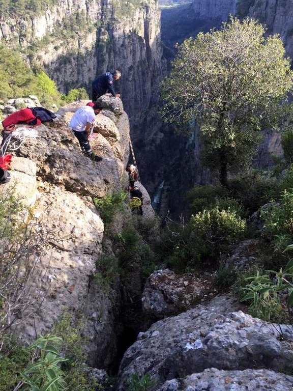 В туристической Анталье с 10-метровой скалы упала девушка