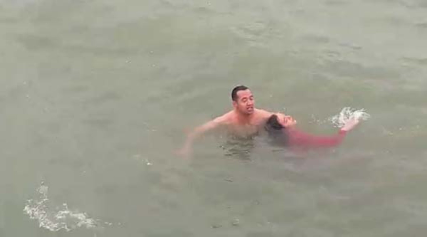 Полицейский из Самсуна  спас тонущую в море девушку