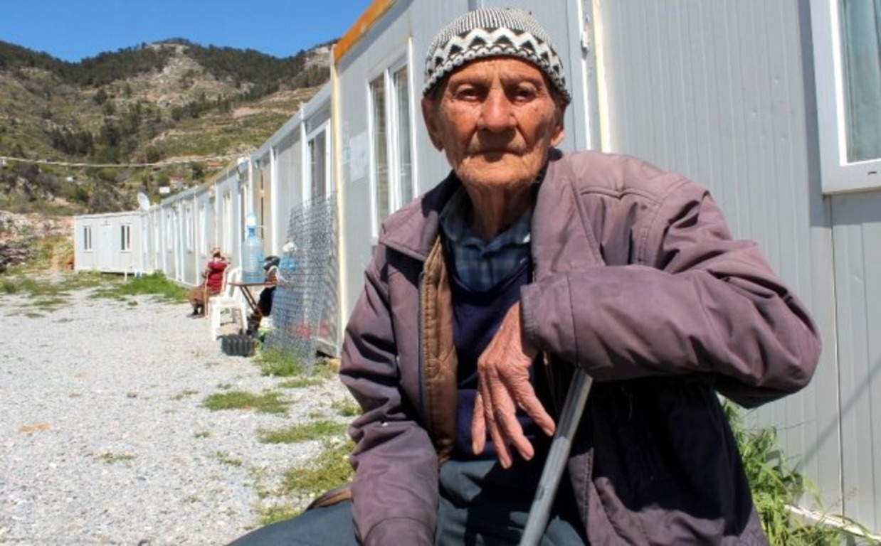 Жители  турецкого села 500 дней живут в строительных вагончиках