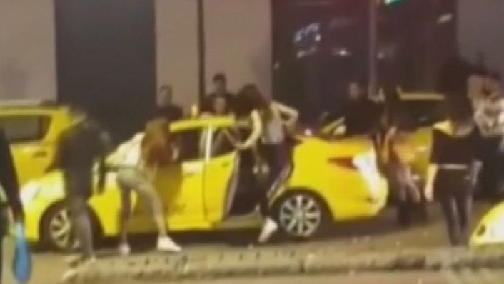 В Стамбуле группа транссексуалов напала на такси (видео)
