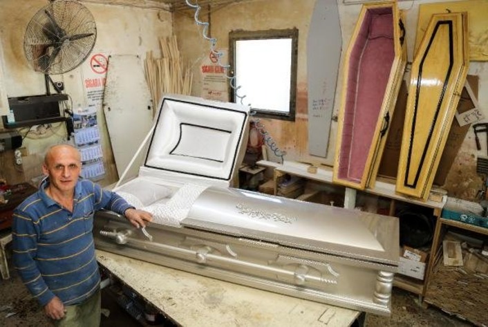 Житель Антальи изготавливает гробы для иностранцев