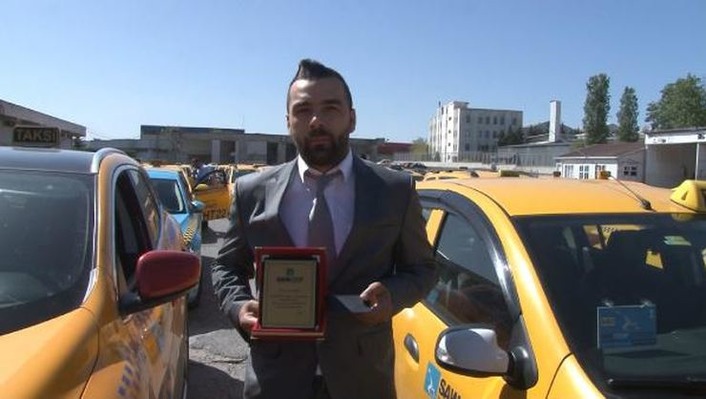 Таксист в Стамбуле вернул азербайджанской туристке телефон и деньги