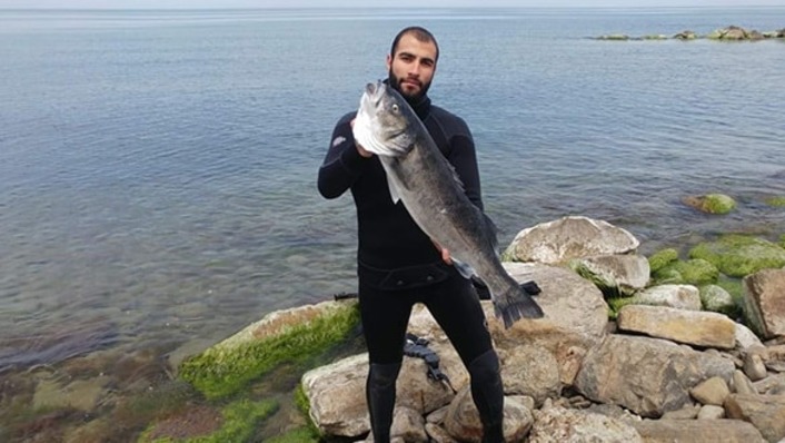 Рыбак из Синопа загарпунил огромного сибаса