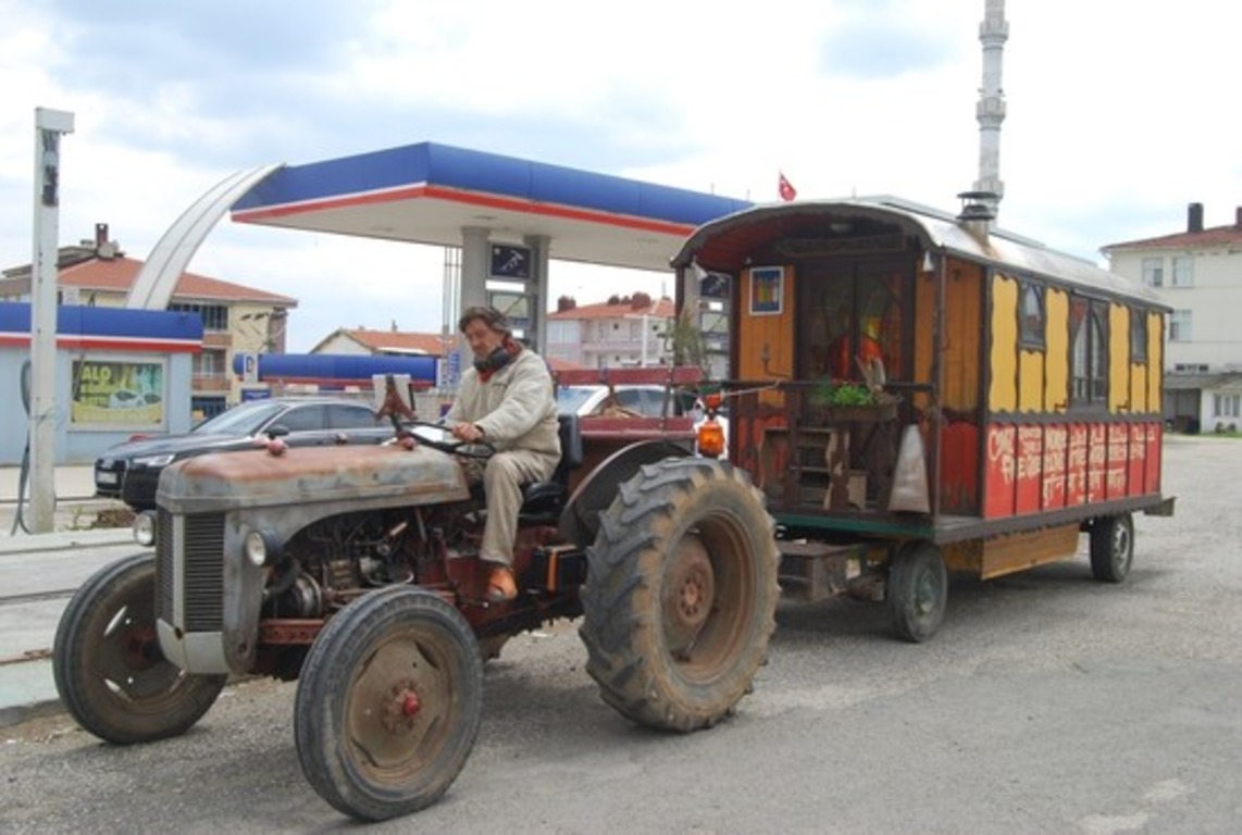 Кругосветный путешественник  прибыл в Текирдаг на тракторе
