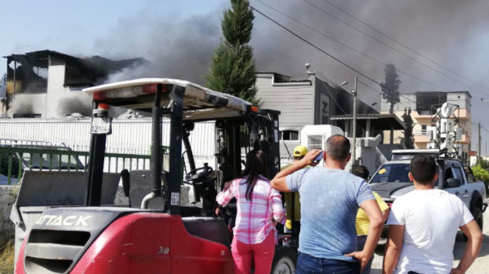 В турецком Мерсине горит завод по производству пенополистирола