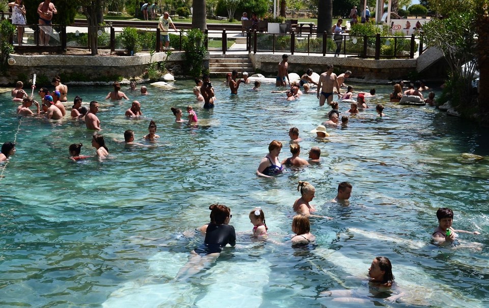 Русские туристы лечатся в бассейне Клеопатры