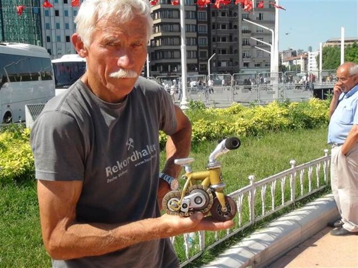 Российский турист устроил гонки в Стамбуле на 85-сантиметровом велосипеде (видео)