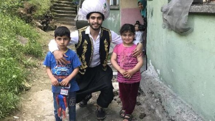 Турецкий студент в образе Алладина помогает нуждающимся детям 