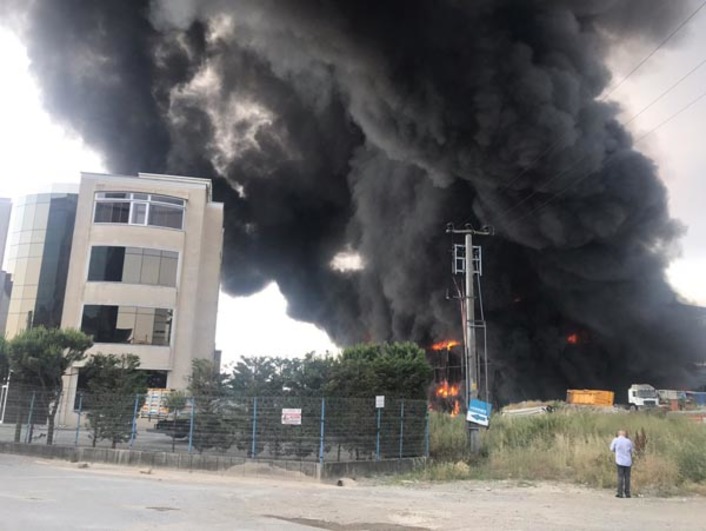 В турецком Коджаэли горит текстильная фабрика
