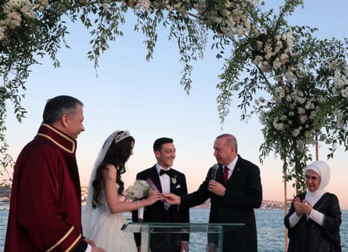 Президент Эрдоган стал свидетелем на свадьбе знаменитого футболиста