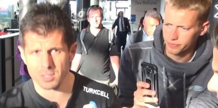 Бельгиец с туалетным ершиком взял интервью у турецкого футболиста