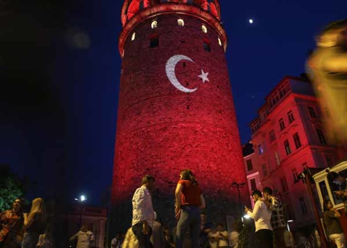 Башня и мост Стамбула сверкали красно-белыми огнями (видео)