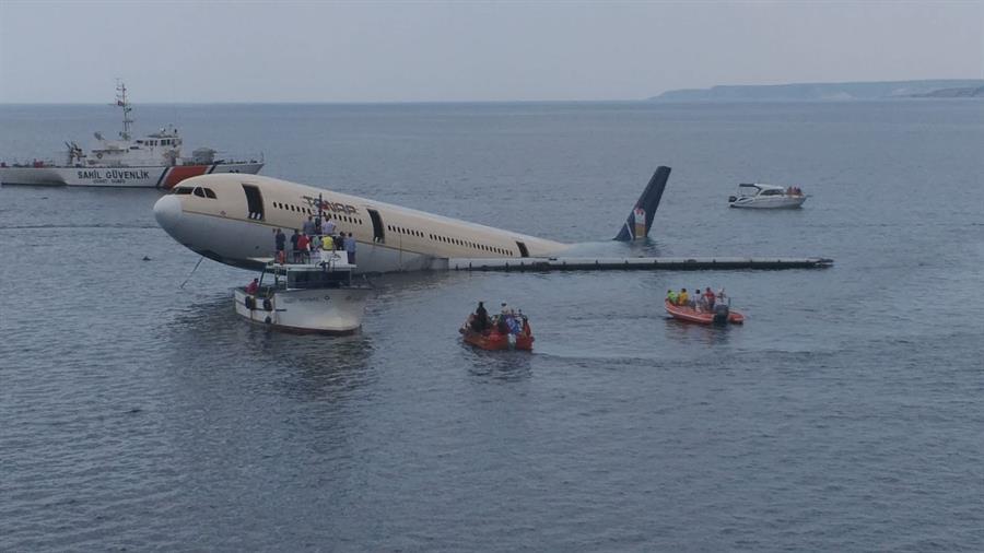 В Эдирне погрузили под воду пассажирский самолет