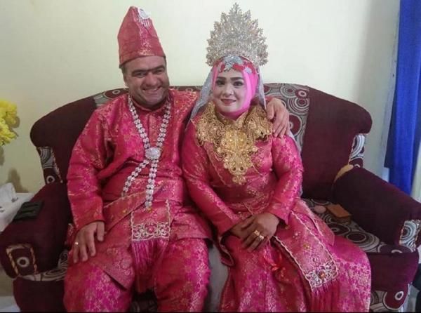 Знакомство турка в интернете закончилось свадьбой на Суматре