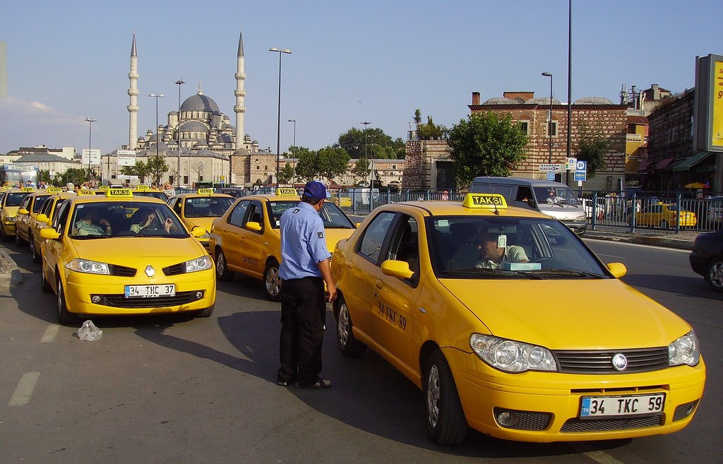 Стамбульских таксистов научат общению с туристами